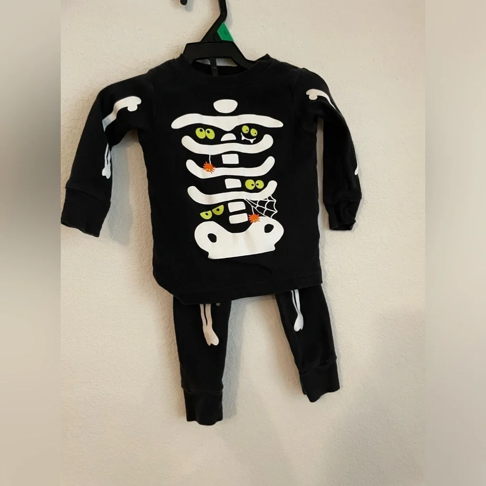 Carter's Black Skeleton glow in the dark Pajama Set size 12 months